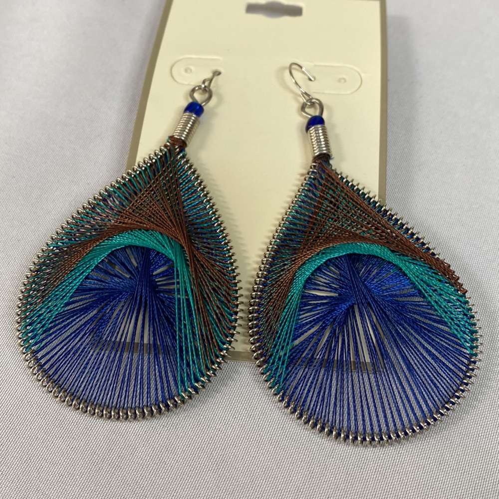 Peacock inspired string earrings - Picture 2 of 3